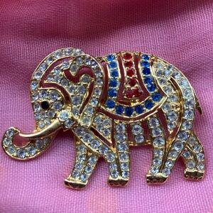 Elephant Brooch Vintage Rhinestone. This is a vintage piece.